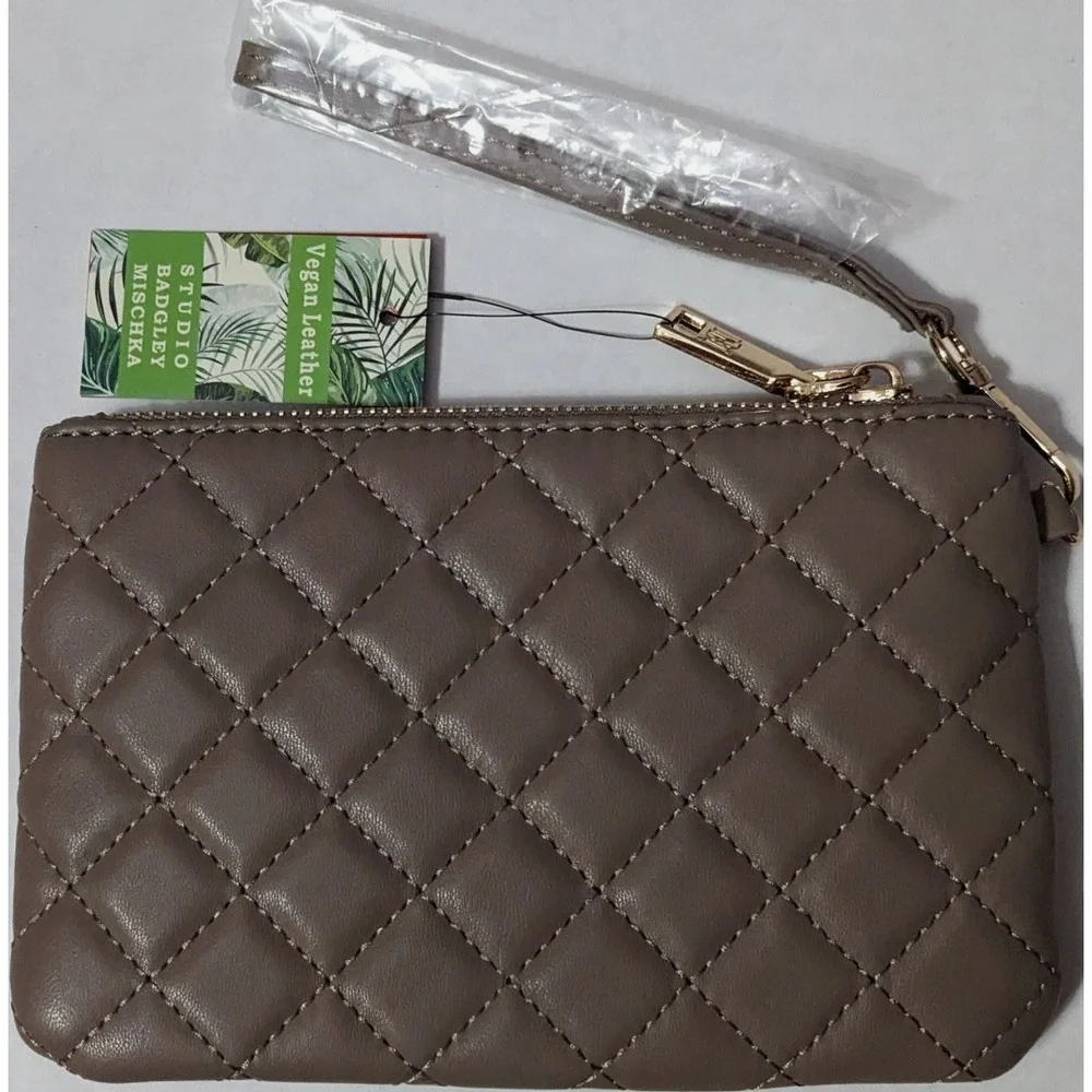 NWT Badgley Mischka Wristlet Quilted Vegan Leather Taupe Gold Zipper Logo‎